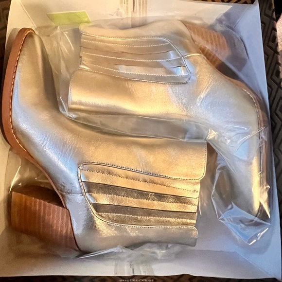 NWT Gold Charles David Ankle Boots - Picture 3 of 3